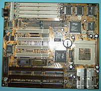 Sockel-7-AT-Hauptplatine, mit Längsregler für CPU-Spannungen, Baujahr 1996