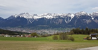 Blick von Igls über Innsbruck auf die Nordkette