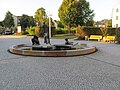 Brunnen der Bildhauerin Thea Richter vor dem Vordereingang des Elblandklinikums Radebeul