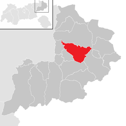 Area of the municipality (red) within the Kitzbühel district (dark gray) of Tyrol (light gray)