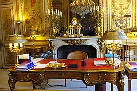 The President's desk in the Salon Doré (Golden Room) in 2008, during the presidency of Nicolas Sarkozy