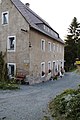 Wohnmühlenhaus, zwei Mühlsteine vor dem Haus (Dammühle)