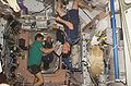 An Bord der ISS: Michael Foale trainiert am Laufband, das an der „Decke“ hängt