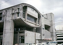 One of Isozaki's early projects, Oita Medical Hall (1959-1960), "mixed New Brutalism and Metabolist Architecture," according to one critic