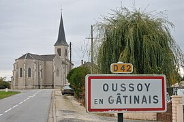 The church and the road into Oussoy-en-Gâtinais