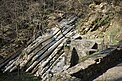 Steinsformation und Ruinen einer Mühle im Parco delle gole della Breggia