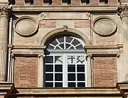 Hôtel d'Assézat, serlian window.