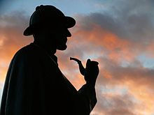 Bronzestatue von Sherlock Holmes in der Abenddämmerung
