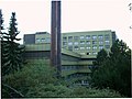 Klinikum Bad Hersfeld Hauptgebäude (hinten), OP-Trakt (vorne) und Schornsteine des Notstromaggregats