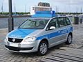 Streifenwagen VW Touran der Ortspolizeibehörde Bremerhaven in neuer blau-silberner Farbgebung