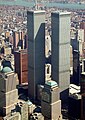 Blick von Südwest auf den New Yorker WTC-Komplex im Frühjahr 2001