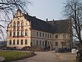 Einzeldenkmale der Sachgesamtheit Rittergut Kössern (siehe Obj. 09305775): Herrenhaus (Nr. 9), Wohn- und Wirtschaftsgebäude mit ehemaligem Pferdestall (Nr. 7), Kuhstall (neben Nr. 14), Stützmauern und Einfriedung eines Rittergutes