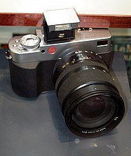Digilux 3 mit ausgeklapptem Blitz und Zoomobjektiv 14–50 mm