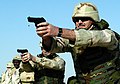 US- Soldaten beim abfeuern einer 9 mm Pistole