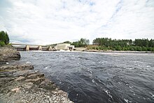 Foto eines Kraftwerks in einem Fluss