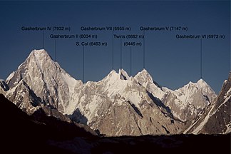 Die Westseiten von Gasherbrum IV, VII, V und VI (v. l. n. r.) vom Baltoro-Gletscher aus
