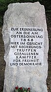 Gedenkstein für die getöteten Freischärler. Die Inschrift lautet: Zur Erinnerung an die am Ostersonntag 1848 hier im Gefecht mit Regierungstruppen gefallenen Kämpfer für Freiheit und Demokratie
