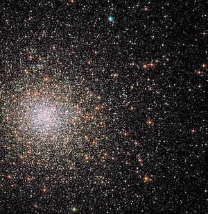 Zentrum von Messier 62, abgebildet mithilfe des Hubble-Weltraumteleskops, Bildwinkel 2,7' × 2,8'
