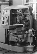 Ingenieure bei der Inspektion einer Maschine (1952)