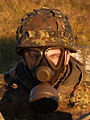 Soldat der Bundeswehr mit ABC-Schutzmaske und Helm