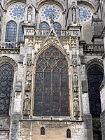 Kathedrale von Chartres: Obergaden Platte­nmaßwerk (ca. 1215–1220), unten Frühgotik und Flamboyant