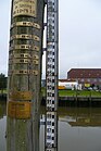 Der Pegel am Alten Hafen von Tönning zeigt den Wasserstand diverser Sturmfluten.