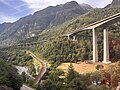 Biaschina-Viadukt und die Gleise der Gotthardbahn, Blick talabwärts.