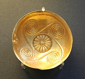 Minoan cup, part of the Aegina Treasure, 1850–1550 BC, gold, British Museum[103]