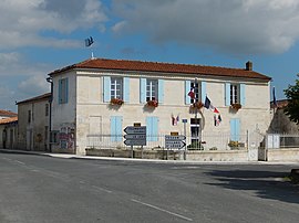 The town hall in Berneuil