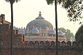 Das Grab des Isa Khan in Delhi, von außen über die Mauer gesehen