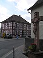 Rathaus mit Wegekreuz