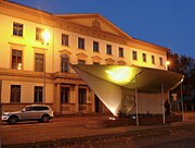 Wangenheimpalais nachts mit Bushaltestelle des Kunstprojektes BUSSTOPS