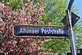 Altonaer Poststraße: Ähnliche Schrift wie bei Koldingstraße und Julius-Leber-Straße, aber oberer Bogen des kleinen a länger
