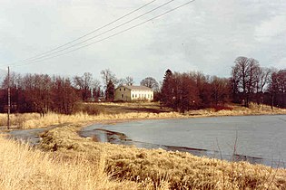 The Jomala Rectory as seen by Lake Dalkarby in 1991. The rectory was built in 1848 and an Art Nouveau veranda was added in the beginning of the 20th century.