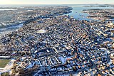 Luftbild einer am Meer gelegenen Stadt