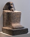 Würfelhocker des Senenmut, auf seinem Schoß steht Hatschepsuts Tochter Neferu-Re, Granit; Theben/Karnak; Neues Reich, 18. Dynastie; um 1475 v. Chr.