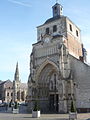 Abteikirche Saint-Saulve, im Hintergrund die Kapelle Saint-Nicolas