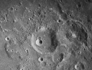 Capella (rechts) und Isidorus (Mitte) (Aufnahme Apollo 16)