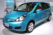 Nissan Note (2008–2012); japanisches Modell mit anderen Außenspiegeln, Stoßfänger und Kühlergrill