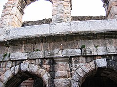 Die antiken Portale 64 und 65 der Arena von Verona, bezeichnet mit LXIIII bzw. LXV