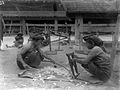 Zwei Karo-Batak-Frauen in Nordsumatra entkörnen und reinigen Baumwolle, Fotografie von Tassilo Adam, 1910er-Jahre.