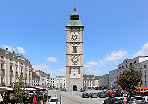 Der Hauptplatz von Enns mit dem Stadtturm im Zentrum