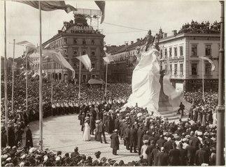 Reveal of a grand statue of him in Göteborg, 1904