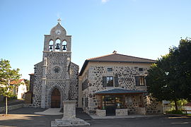 The church and town hall in Issanlas