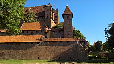 Südostecke des Hochschlosses mit Graben zwischen Burgmauer und Außenbefestigung