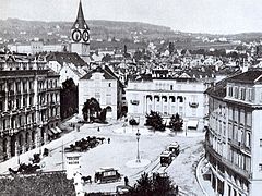 Der Zürcher Paradeplatz Ende der 1880er Jahre mit Rösslitrams und Droschken