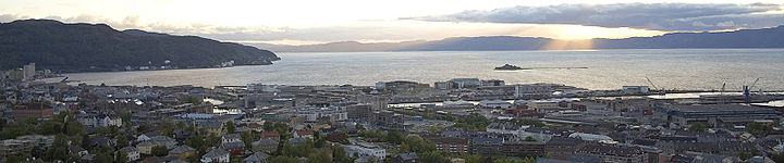 Blick in nordwestlicher Richtung auf Trondheim und die Insel Munkholmen im Trondheimfjord