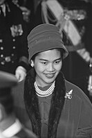 Queen Sirikit of Thailand wearing a close-fitting variation on the lampshade, incorporating ruching and slightly flared brim in 1960