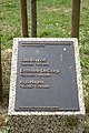 Die vom Bremer Senat Ende März 2019 auf dem Grünstreifen des Busbahnhofs Huckelriede aufgestellte Stele mit den Namen der drei Todesopfer