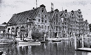 Einer der Lübecker Salzspeicher (3. v. l.), hier eine Ensembleaufnahme vor 1919, diente als Drehort für Orloks Haus in Wisborg.